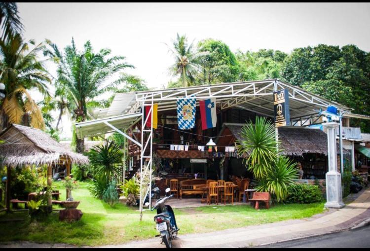 The Lazy Bar And Guesthouse Krabi town Extérieur photo